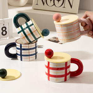 Taza de cerámica simple multicolor a rayas con tapa, taza de café con bola de cerámica, taza para leche, taza para desayuno - Product Image 2