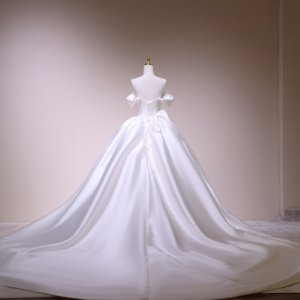 Robe de mariée princesse moderne en satin grande taille, épaules dénudées, coupe bal, traîne chapelle, vente en gros, direct usine - Product Image 4