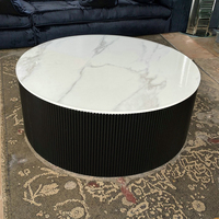 Table basse moderne en pierre frittée avec plateau noir, structure en bois et rangement en acier inoxydable doré, mobilier de salon pour maison et villa