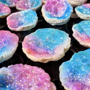 Vente en gros de cristaux de géode marocaine électroplaqués rose-bleu de haute qualité, pour la lithothérapie, tendance mode, objet de collection, souvenir, cadeau - Product Image 2
