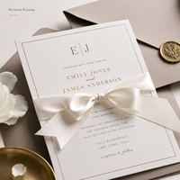 Ensemble d'invitations de mariage personnalisées minimalistes de luxe, carte ivoire avec nœud papillon, enveloppe taupe et RSVP assorti