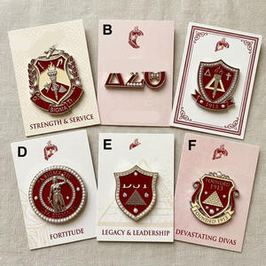 Sudadera con Capucha Roja Carmesí de la Hermandad Femenina, Estilo Vintage Clásico, Orgullo Femenino, Recuerdo de <span class=keywords><strong>Amistad</strong></span>, Broche Decorativo - Product Image 1