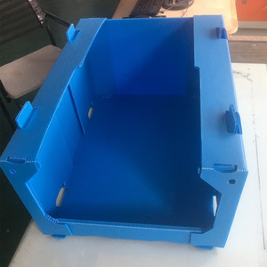 Folding corrugated plastic box with flexible plastic sheets