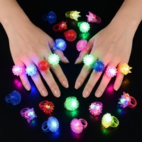 Anneaux en caoutchouc à LED clignotantes, jouets lumineux pour les doigts, en forme de cœur et de couronne, en plastique souple fluorescent, style fraise pour enfants, idéaux pour les fêtes