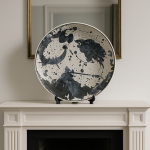 Grande assiette bleu et blanc de Satoshi Sato du Japon avec un design audacieux à l'aquarelle pour les intérieurs d'entreprises et les halls d'hôtels - Product Image 3