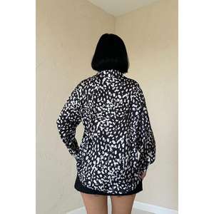 Camisa de Satén con Estampado de Leopardo Negro para Mujer, Blusa Casual con Botones para Uso Diario - Product Image 1