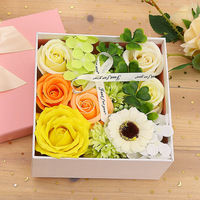 Boîte cadeau de fleurs de savon carrées multicolores, assortiment de roses, de carnations et de fleurs de cerisier pour les cadeaux de vacances, les cadeaux d'anniversaire