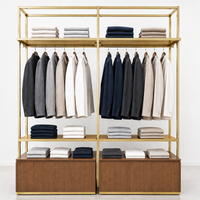 Système de présentation de vêtements en métal chromé argenté avec tringle à vêtements et armoire de rangement sur base en chêne – Vente en gros