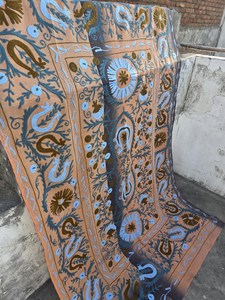 Couverture Kantha Suzani en coton faite à la main, brodée, textile ouzbek, décoration murale, décoration bohème pour la maison - Product Image 2