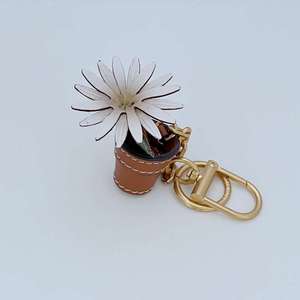Lovely Daisy Potted <b>Plant</b> Leather Keychain Realistic Flower <b>Pot</b> Design Delicate Bag Charm Fresh Gift for Her - Product Image 2