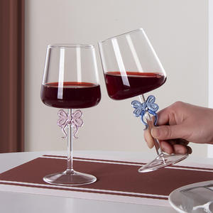 Verres <span class=keywords><strong>à</strong></span> vin <span class=keywords><strong>rouge</strong></span> décoratifs <span class=keywords><strong>à</strong></span> long <span class=keywords><strong>pied</strong></span> avec nœud papillon mignon, faits <span class=keywords><strong>à</strong></span> la main, pour douche nuptiale, bar ou fête - Product Image 4