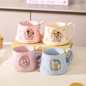 Tasse en céramique mignonne de la série badges Mickey et Minnie - Tasse à café de dessin animé pour couples, tasse à petit-déjeuner en céramique de haute qualité, idéale comme cadeau - Product Image 1
