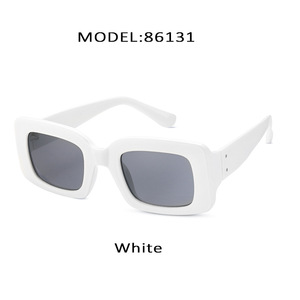 Lunettes de soleil tendance pour femmes, monture carrée de petite taille, protection UV400, verres en PC, style européen tendance pour la protection solaire et les voyages - Product Image 2