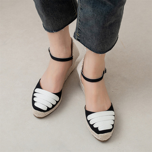 <span class=keywords><strong>Sandales</strong></span> espadrilles compensées <span class=keywords><strong>noires</strong></span> en toile pour femme avec détail pétale blanc, bride de cheville réglable et semelle compensée en jute tressée pour un confort estival - Product Image 4