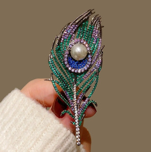 Broche de Perlas con Forma de Pluma para Mujer, Chapado en Oro, Regalo de Boda, Joyería para Fiesta, Microincrustaciones de Piedras Redondas, Broches de Moda - Product Image 3