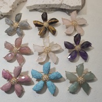 Broche Fleur en Pierre Naturelle pour Femme, Broche Florale Vintage à Cinq Pétales Facettés en Pierre Précieuse, Bijou Élégant avec Perle, Cadeau Idéal