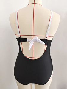 Traje de baño de una pieza para mujer, talla grande, personalizado al por mayor, con contraste en blanco y negro, cuello en V y control de abdomen - Product Image 4