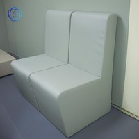 Ensemble de tables et de chaises en panneaux souples insonorisants et anti-collision pour salle d'observation