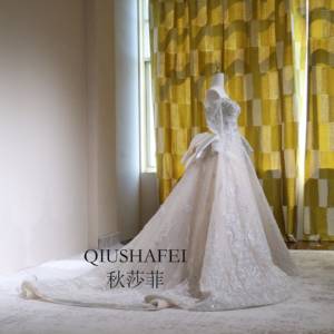 فستان زفاف 2025 مخصص فاخر بياقة على شكل قلب وتطريز كثيف من الدانتيل والماس البراق بأكمام طويلة وظهر مكشوف - Product Image 2