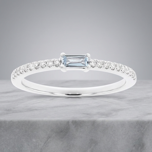 Bague de fiançailles tendance en or blanc 14 carats de haute qualité avec aquamarine naturelle taille baguette et diamants pour mariage et soirée - Product Image 3