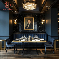 Ensemble de chaises de banquettes en velours bleu foncé européen avec table en marbre à bordure dorée et structure métallique pour salle à manger, café, restaurant, hôtel