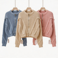 Cardigan court en maille épaisse bleu clair à col rond avec fermeture éclair double sens et rayures 3D pour femme