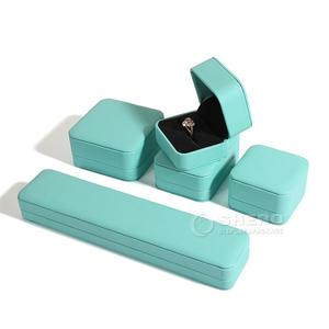กล่องใส่เครื่องประดับหนัง PU สีน้ำเงินจากโรงงานโดยตรง รับทำโลโก้ตามสั่ง ทนทานบุด้วยกำมะหยี่ สำหรับแหวนและสร้อยคอ - Product Image 1