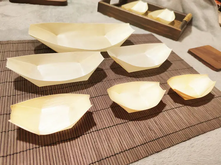 Placas de sushi de madeira para barco, placas descartáveis pequenas personalizadas para uso doméstico e catering, 50 unidades/saco