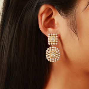 ต่างหูห้อยชุบทองรูปทรงเรขาคณิตประดับคริสตัลและมุกแบบฝังขอบ งานปาร์ตี้ เครื่องประดับสแตนเลส รุ่น YE39 - Product Image 3