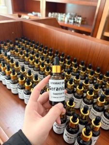 <span class=keywords><strong>Huile</strong></span> <span class=keywords><strong>Essentielle</strong></span> de <span class=keywords><strong>Géranium</strong></span> Pure et Naturelle en Gros, Régule le Sébum, Repousse les Moustiques, Idéale pour les Soins de la Peau et les Parfums d'Ambiance. - Product Image 5