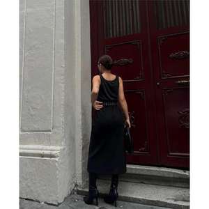 กระโปรงทรงดินสอผ้าหนังกลับมีดีเทลผ่าข้าง สีดำ สำหรับผู้หญิง เอวปกติ ทรงเข้ารูป - Product Image 2