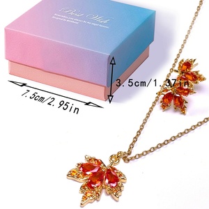 Joyas con Diseño Elegante y Tema de Hoja de Arce, con Detalles Rojos Estilizados, Materiales de Primera Calidad, para Ocasiones Especiales, con Caja de Regalo - Product Image 1