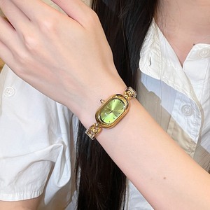 Reloj de Cuarzo CILOA para Mujer con Esfera Ovalada, Brazalete Dorado, Visualización de Agujas, Estilo Joyería - Product Image 4