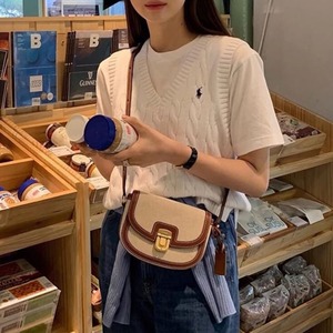 กระเป๋าสะพายข้างทรงอานม้าแบบ Color Blocking พร้อมตัวล็อค สำหรับใช้ในชีวิตประจำวัน กระเป๋าสะพายไหล่ใบเล็กสำหรับผู้หญิง สีน้ำตาลดำ - Product Image 1