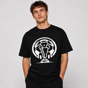 T-shirt personnalisé avec impression de trophée de football et ballon en style minimaliste, T-shirt graphique Coupe de football pour homme, streetwear quotidien - Product Image 2