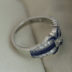 Anillo con Acento de Cristal en Forma de X para Mujer, Tono Plateado, Estilo Minimalista, Accesorio Diario - Product Image 4