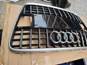 กระจังหน้าสำหรับ <span class=keywords><strong>Audi</strong></span> <span class=keywords><strong>Q7</strong></span> <span class=keywords><strong>V12</strong></span> <span class=keywords><strong>TDI</strong></span> 6.0L ปี 2007-2009 ชุบโครเมียมแบบกรอบเดี่ยว พร้อมตรา <span class=keywords><strong>V12</strong></span> - Product Image 3