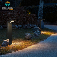 Lampu Bollard Dekoratif Lanskap Luar Ruangan Tahan Air IP65 Modern Berkualitas Tinggi, Lampu Taman LED Tenaga Surya Aluminium Hitam CRI