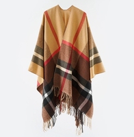 Châle en polyester à motif losanges avec cape superposée, écharpe longue à franges et blocs de couleur pour femme, idéale pour l'automne/hiver et la chaleur.