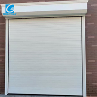 Porte à enroulement automatique moderne en aluminium blanc, gain de place et sécurisée pour les contextes commerciaux et professionnels