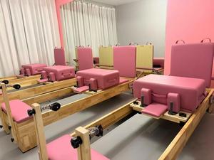 Máquina Reformer de Madera Rosa de Alta Calidad para Entrenamiento en Casa, Ajustable, Lista para Enviar de Fábrica, para Mujeres - Product Image 1