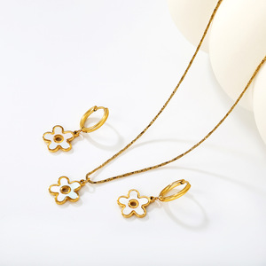 ชุดสร้อยคอและต่างหูรูปดอกไม้ สแตนเลส เครื่องประดับสำหรับผู้หญิง ของขวัญสำหรับงานปาร์ตี้ โทนสีทอง ดีไซน์ห้ากลีบ - Product Image 3