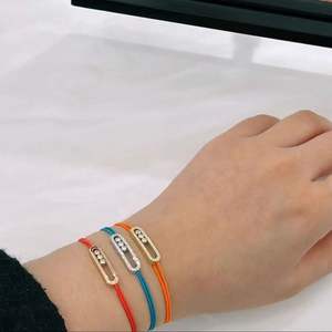 Pulsera de Acero Inoxidable Color Dorado Clásico 2025 con Cuerda Roja Ajustable y Dije de Zirconia de Alta Gama, Unisex, Certificada por Terceros, para Banquetes - Product Image 2