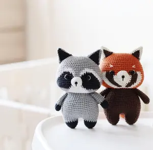 Warna kustom dan gaya tangan Crochet mainan rakun lembut dan aman hadiah bayi Crochet Panda boneka binatang lucu