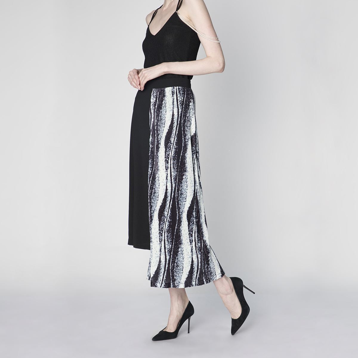 LADIES CASUAL SOLID AND CRINKLED PLEAT PRINTED ASYMMETRY ZIPPER SKIRT  21107 