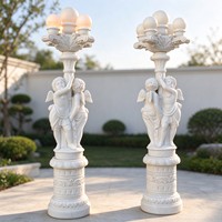 Lampadaire en marbre blanc européen, sculpture de pierre personnalisée, représentant deux garçons jumeaux tenant un lampadaire à plusieurs têtes pour jardin