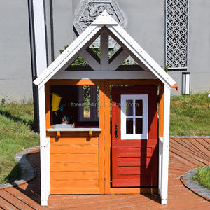 Casa de Juegos de Madera para Niños al Aire Libre con Techo de Asfalto Negro, Puerta Roja y Porche Blanco, Casa de Juegos Infantil Resistente - Product Image 4