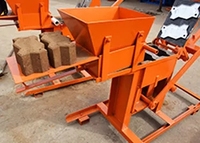 Machine à fabriquer des briques en terre cuite écologiques QMR2-40 de la marque SUOTENG avec presse manuelle à pression hydraulique et roulement