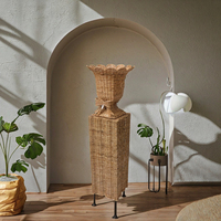 Urne et piédestal en rotin festonné de style Art déco avec nœud pour objets décoratifs d'anniversaire
