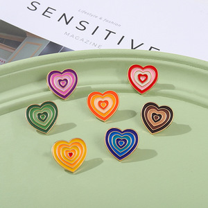 Per la <span class=keywords><strong>serie</strong></span> <span class=keywords><strong>amore</strong></span> spilla in lega creativa arcobaleno gradiente a forma di cuore perni di smalto in metallo artigianato accessori all'ingrosso - Product Image 4